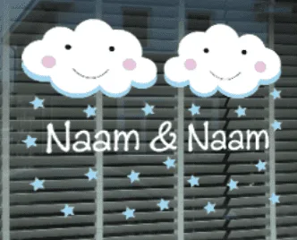 Geboortesticker wolk tweeling jongens met naam voor op het raam